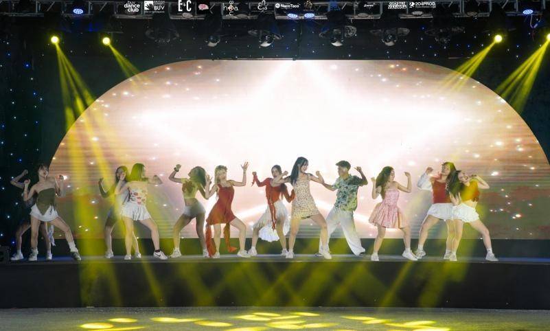 Tiết mục Opening kể lại câu chuyện thường nhật tràn đầy năng lượng trên Trái đất.