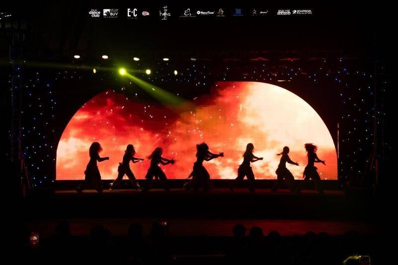 Bùng nổ “điệu nhảy đa vũ trụ” của sinh viên Trường Đại học Anh Quốc Việt Nam tại The Universe Showcase