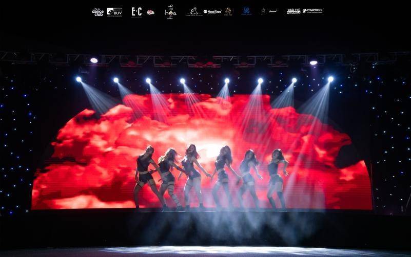 Bùng nổ “điệu nhảy đa vũ trụ” của sinh viên Trường Đại học Anh Quốc Việt Nam tại The Universe Showcase