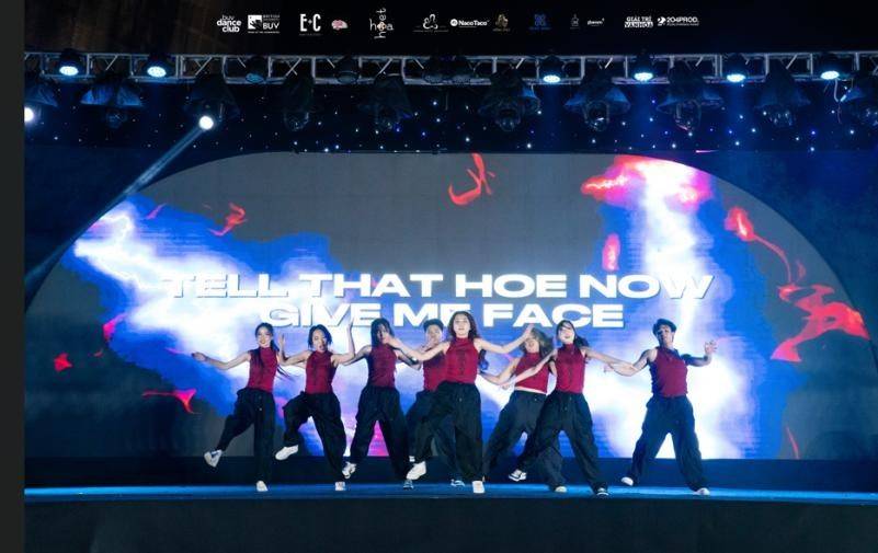 Bùng nổ “điệu nhảy đa vũ trụ” của sinh viên Trường Đại học Anh Quốc Việt Nam tại The Universe Showcase