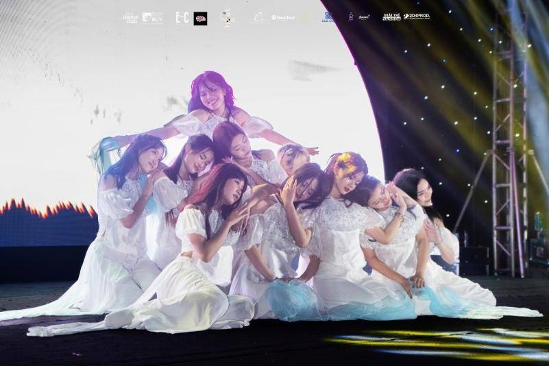 Khoảnh khắc lắng đọng với tiết mục múa tại không gian Mặt Trăng.