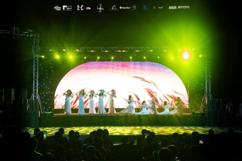 Bùng nổ “điệu nhảy đa vũ trụ” của sinh viên Trường Đại học Anh Quốc Việt Nam tại The Universe Showcase