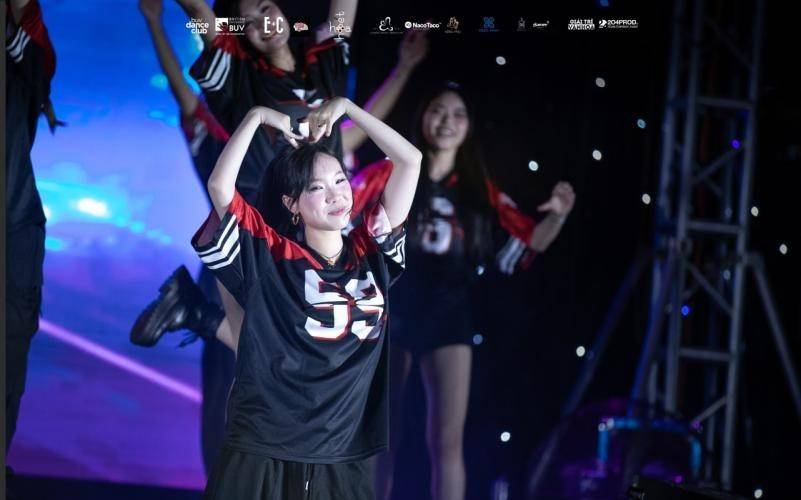 Bùng nổ “điệu nhảy đa vũ trụ” của sinh viên Trường Đại học Anh Quốc Việt Nam tại The Universe Showcase