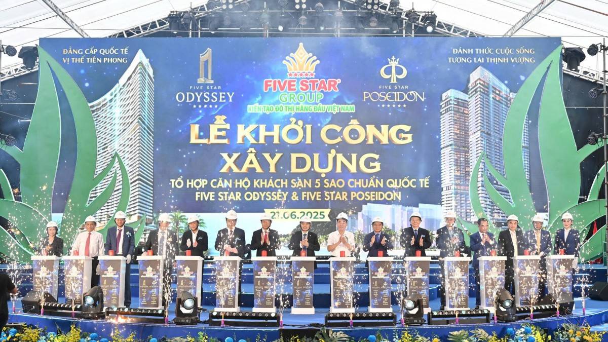 Chủ tịch UBND tỉnh Bà Rịa - Vũng Tàu và Chủ tịch UBND TP HCM cùng nhà đầu tư ấn nút khởi công dự án