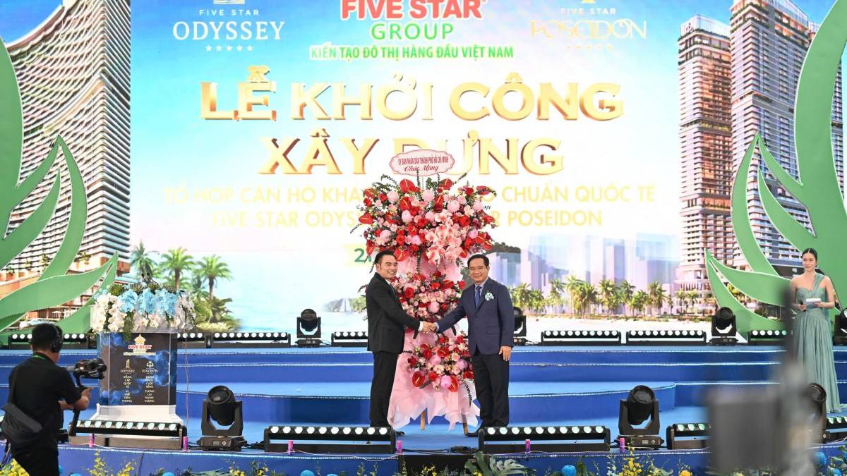 Chủ tịch UBND TP HCM Nguyễn Văn Được tặng hoa chúc mừng Five Star Group