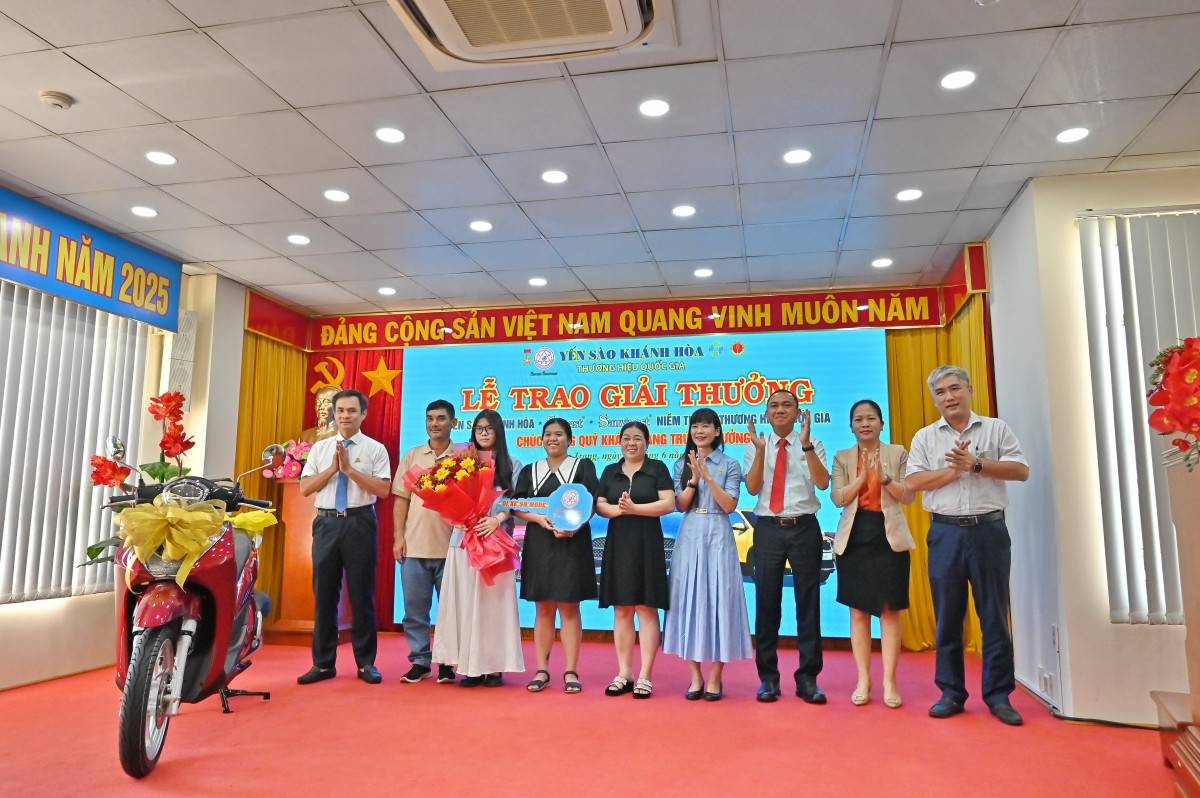 Công Ty Yến Sào Khánh Hòa trao giải Ba cho khách hàng trúng xe máy SH MODE tại Nha Trang