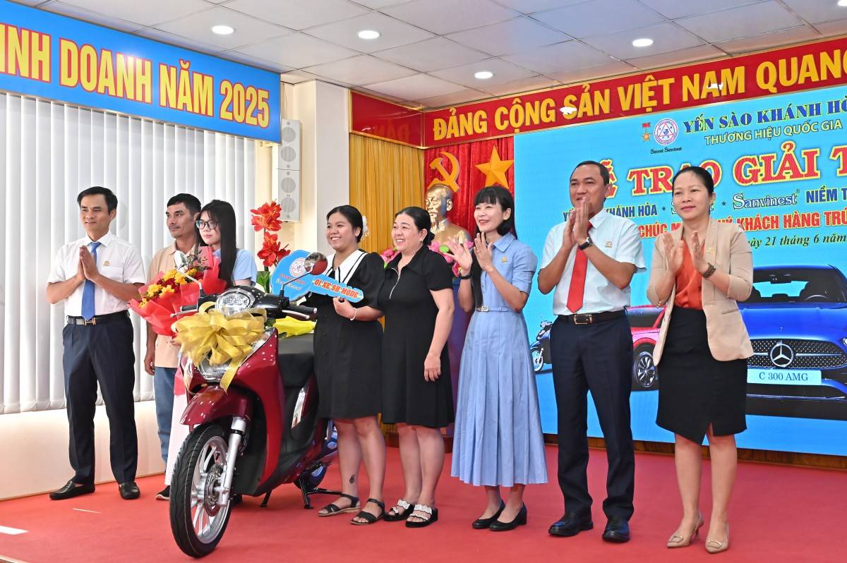 Công Ty Yến Sào Khánh Hòa trao giải Ba cho khách hàng trúng xe máy SH MODE tại Nha Trang