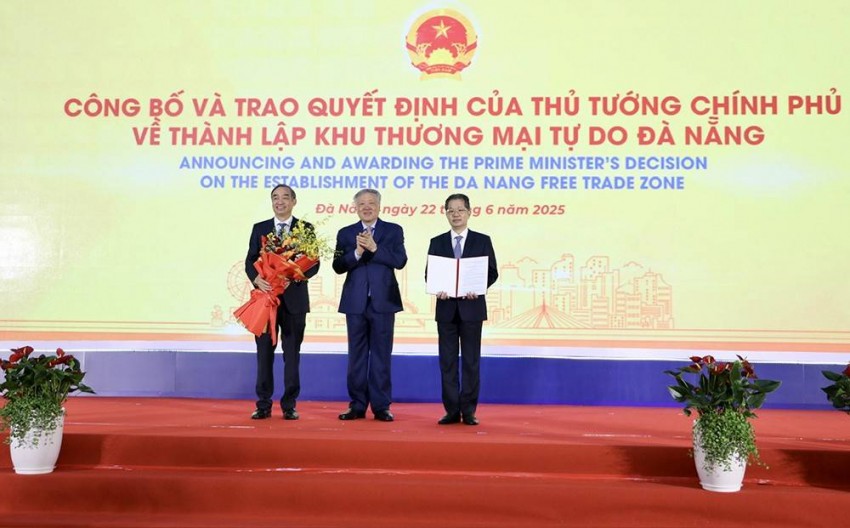 Phó Thủ tướng Thường trực Chính phủ Nguyễn Hòa Bình trao Quyết định số 1142/QĐ-TTg ngày 13-6-2025 về việc thành lập Khu thương mại tự do Đà Nẵng cho lãnh đạo thành phố