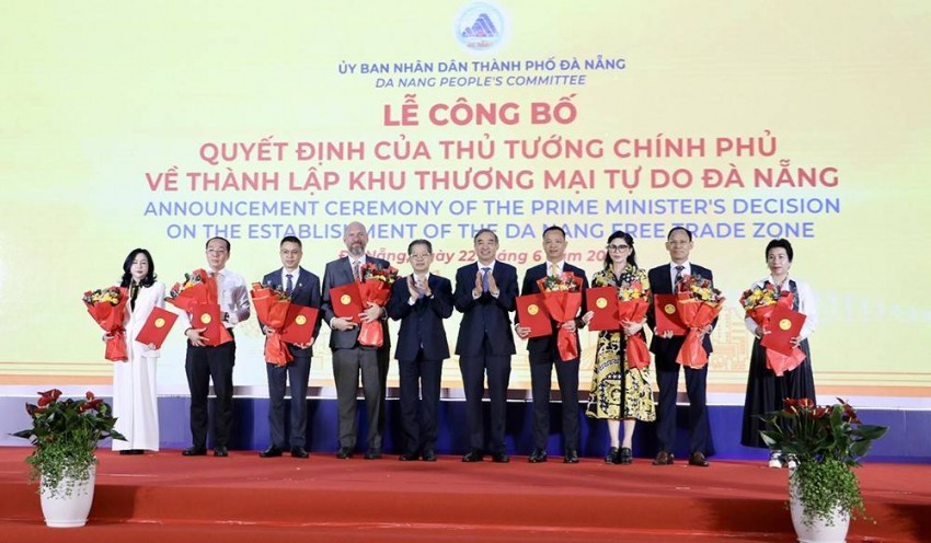 Lãnh đạo thành phố trao biên bản ghi nhớ hợp tác với các nhà đầu tư