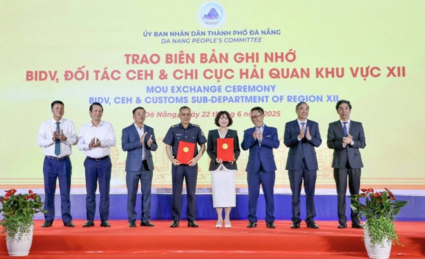Đại diện Ngân hàng Đầu tư và Phát triển Việt Nam (BIDV), Công ty TNHH Dịch vụ tin học CEH và Chi cục Hải quan khu vực XII trao biên bản ghi nhớ hợp tác.