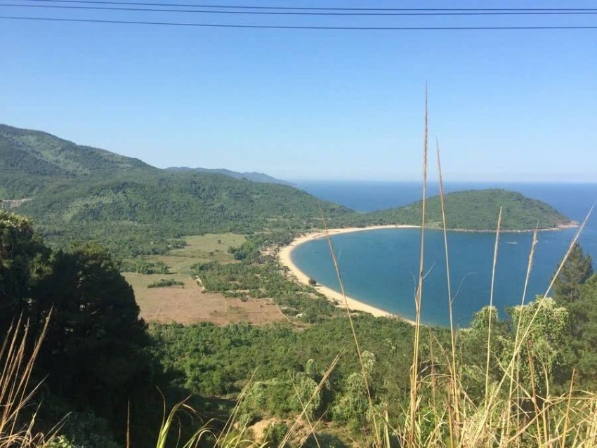 Làng Vân nằm dưới chân đèo Hải Vân, sở hữu cảnh quan nguyên sơ hiếm có với bãi cát trắng mịn, nước biển trong xanh và thế đất “tựa sơn hướng hải”.