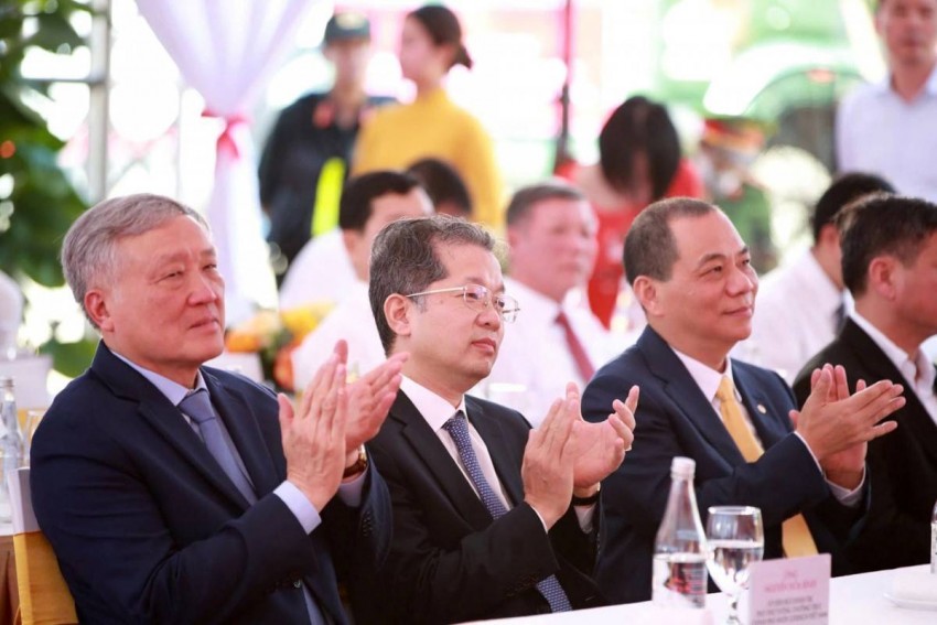 Phó Thủ tướng thường trực Chính phủ Nguyễn Hòa Bình cùng các đại biểu dự lễ khởi công.