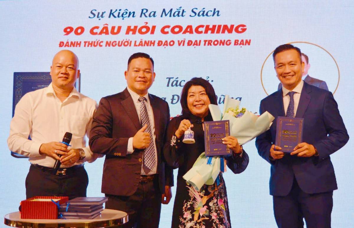 đấu giá sách & chiếc chuông bằng gốm  đẫ  được  đấu  giá  với  số  tiền  là  22.000.000 triệu  đồng  cho  bà  Nguyễn  Ngọc  Phượng