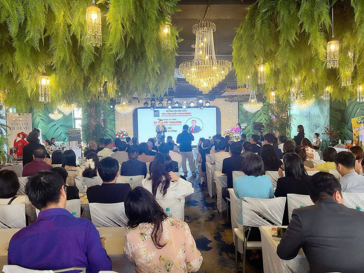 Rất  đông  khách  mời  là  các  Doanh  nhânn, các  bạn  trẻ  tới  tham  dụ  Sự  kiện  ra  mắt sách của Doanh nhân Luka Đỗ Lê Dũng