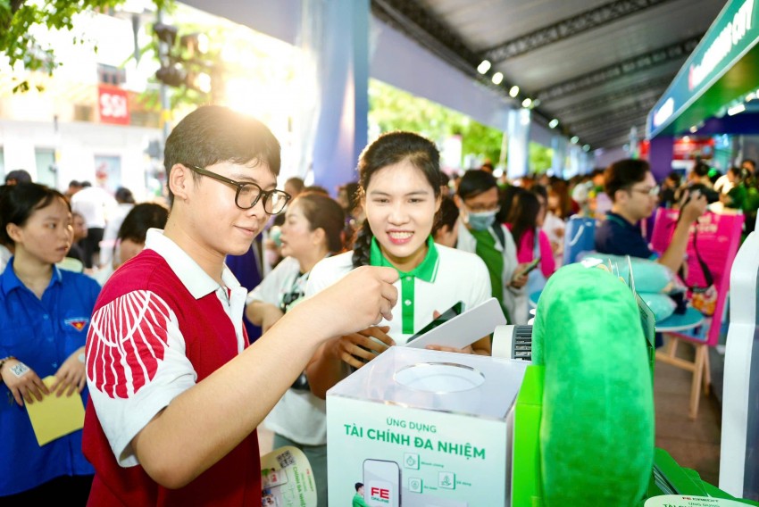 FE CREDIT mang ứng dụng tài chính đa nhiệm đến Ngày không tiền mặt 2025