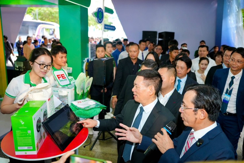 FE CREDIT mang ứng dụng tài chính đa nhiệm đến Ngày không tiền mặt 2025