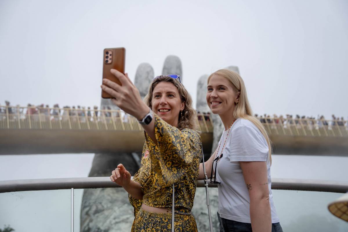 Cầu Vàng được các doanh nghiệp lữ hành đánh giá là rất nổi tiếng trên mạng xã hội và là một biểu tượng thu hút khách du lịch Châu Âu, đặc biệt là giới trẻ