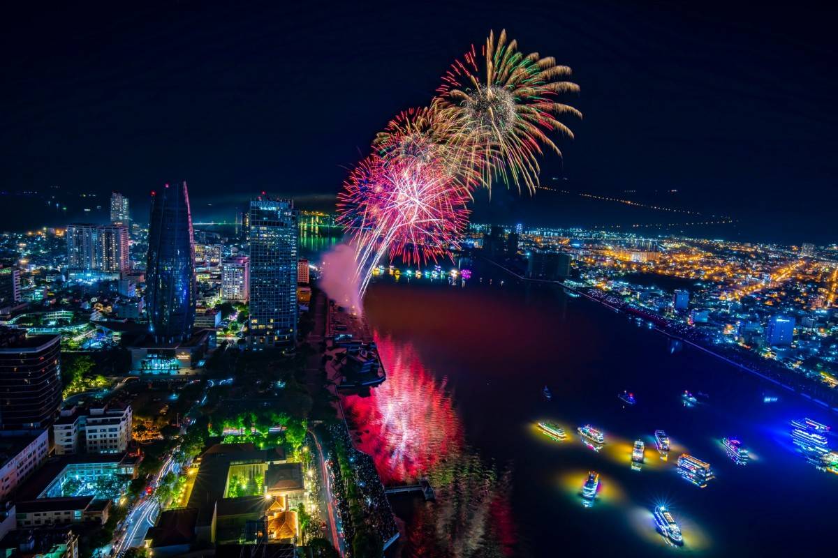 Đà Nẵng rực rỡ về đêm, đặc biệt trong những đêm thi của DIFF 2025