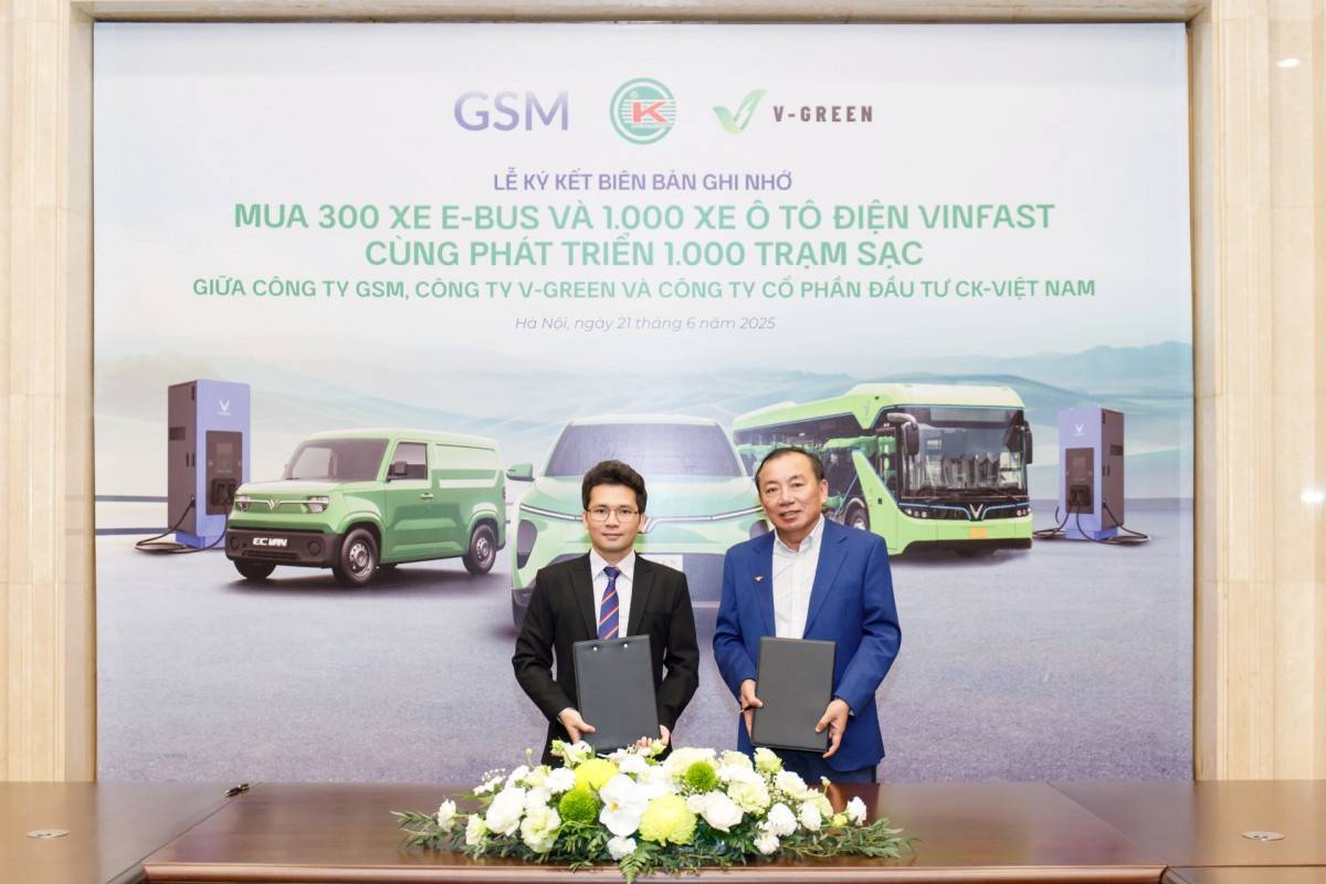 Ông Nguyễn Văn Thanh – Tổng Giám đốc GSM Toàn cầu và ông Nguyễn Văn Kết – Chủ tịch HĐQT CK Việt Nam tại lễ ký kết hợp tác.