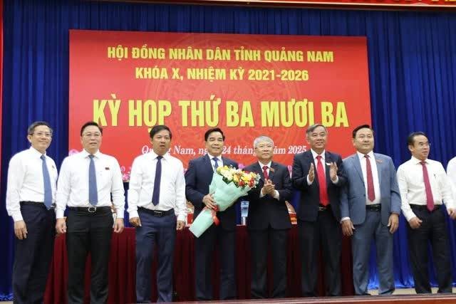 Ông Lê Văn Dũng, Chủ tịch UBND tỉnh, Trưởng đoàn đại biểu Quốc hội tỉnh Quảng Nam, (thứ 4 từ trái qua) nghỉ hưu từ ngày 1.7.2025