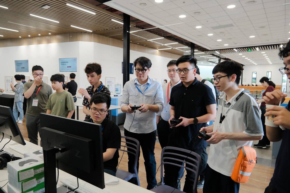 Người chơi trải nghiệm sản phẩm của các nhóm