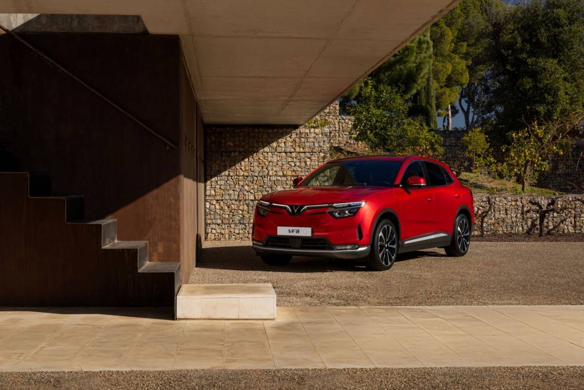 VinFast VF 8 nhận mưa lời khen từ chuyên gia về khả năng vận hành