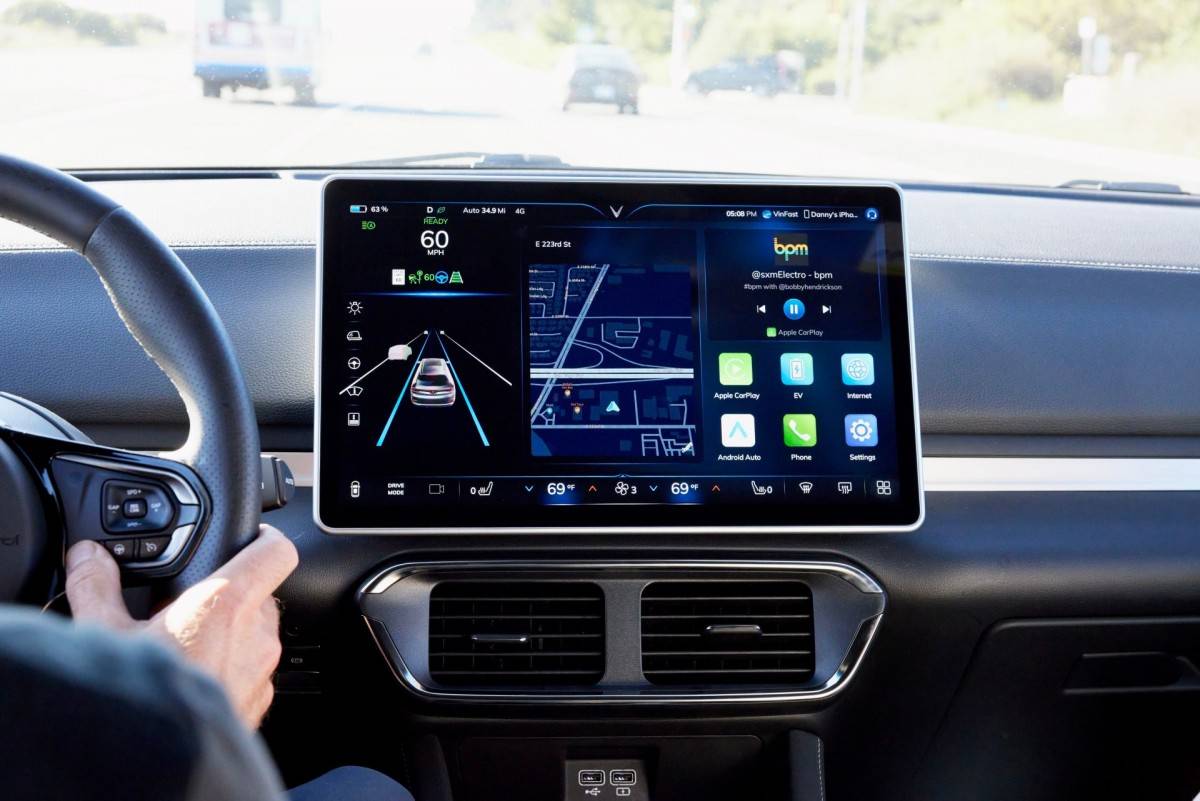 VinFast VF 8 nhận mưa lời khen từ chuyên gia về khả năng vận hành