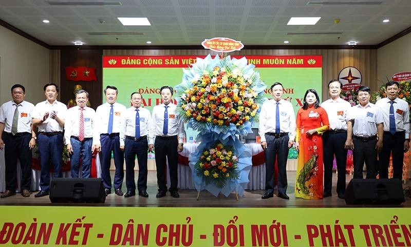 Đại diện lãnh đạo Đảng ủy các cơ quan Đảng tỉnh tặng hoa chúc mừng đại hội.