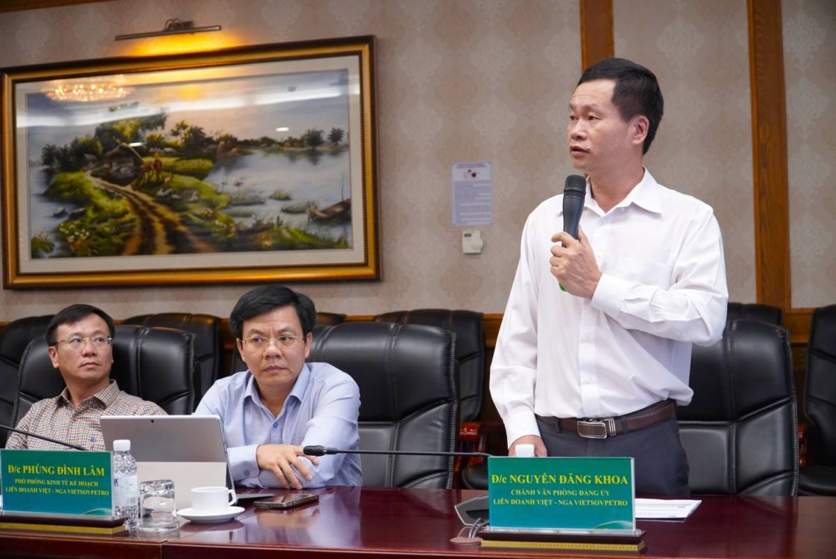 Đồng chí Nguyễn Đăng Khoa, Chánh văn phòng Đảng ủy Vietsovpetro trình bày tóm tắt nội dung trọng tâm của Nghị quyết Đại hội Đảng bộ lần thứ XII