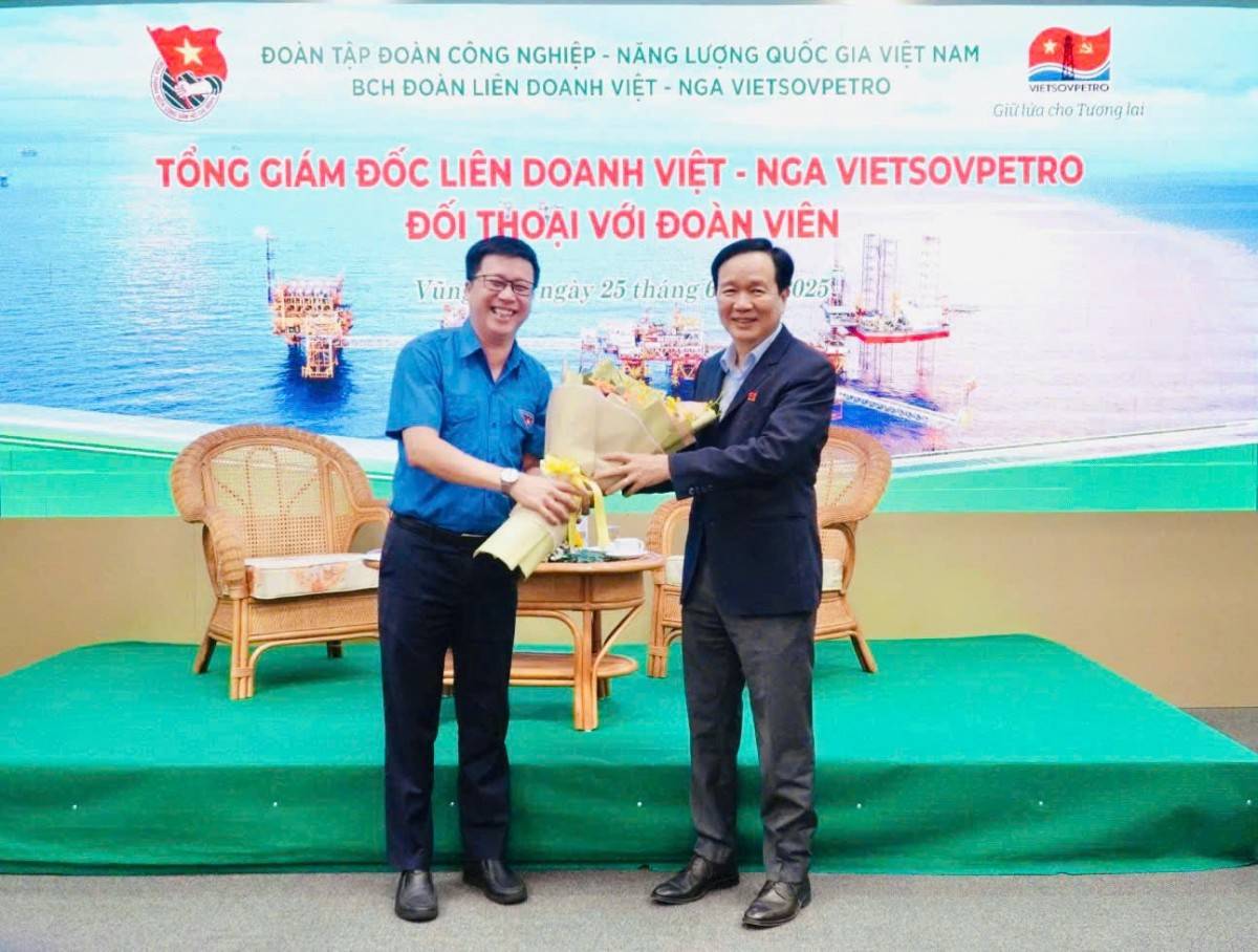 Đồng chí Võ Văn Châu, Bí thư Đoàn Thanh niên Vietsovpetro thay mặt Tuổi trẻ Vietsovpetro tặng hoa cảm ơn Tổng Giám đốc Vũ Mai Khanh đã tham gia buổi đối thoại.
