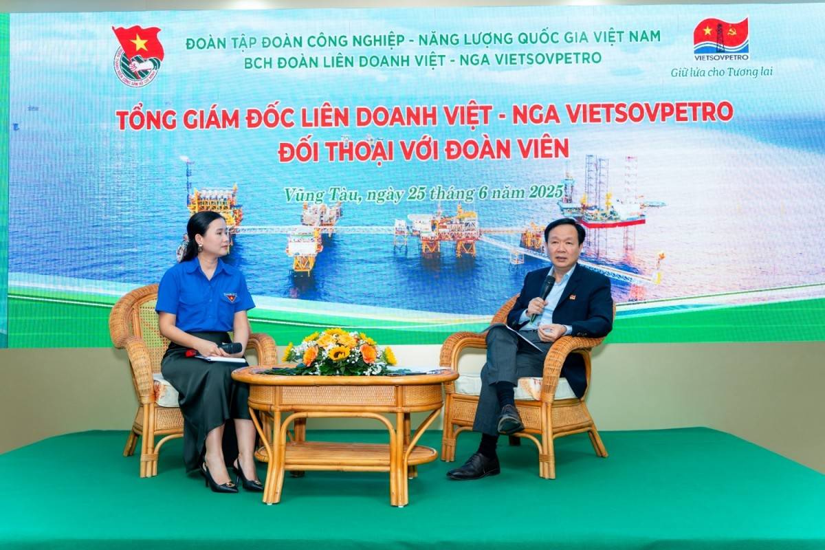 Tổng Giám đốc Vietsovpetro Vũ Mai Khanh đối thoại với đoàn viên thanh niên