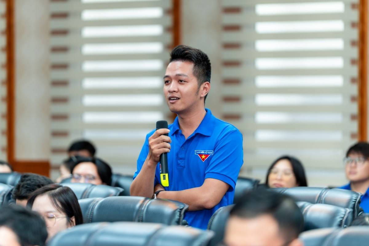 Đoàn viên thanh niên đặt câu hỏi và chia sẻ ý kiến với Tổng Giám đốc Vũ Mai Khanh.
