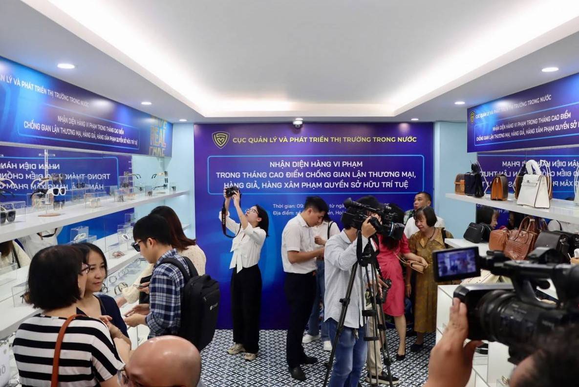 Trưng bày hơn 300 sản phẩm vi phạm: Báo động tình trạng hàng giả, hàng nhái tràn lan