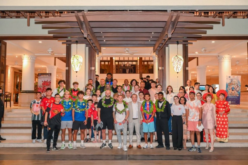 Wes Brown và Teddy Sheringham cùng 12 cầu thủ trẻ được xem là thế hệ vàng của MU tại Furama Resort Đà Nẵng