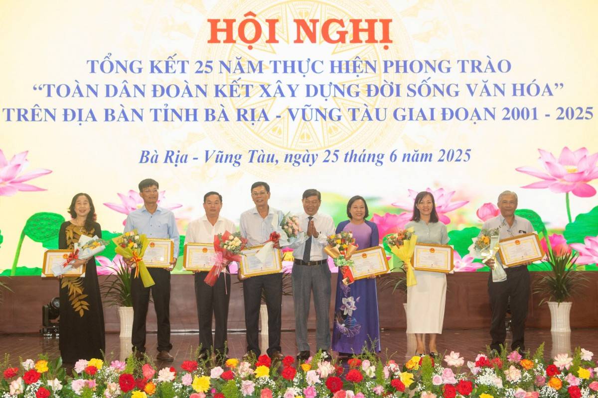Ông Đỗ Phước Trung, Phó Giám đốc Sở VH-TT-DL trao Bằng khen của UBND tỉnh đến các tập thể