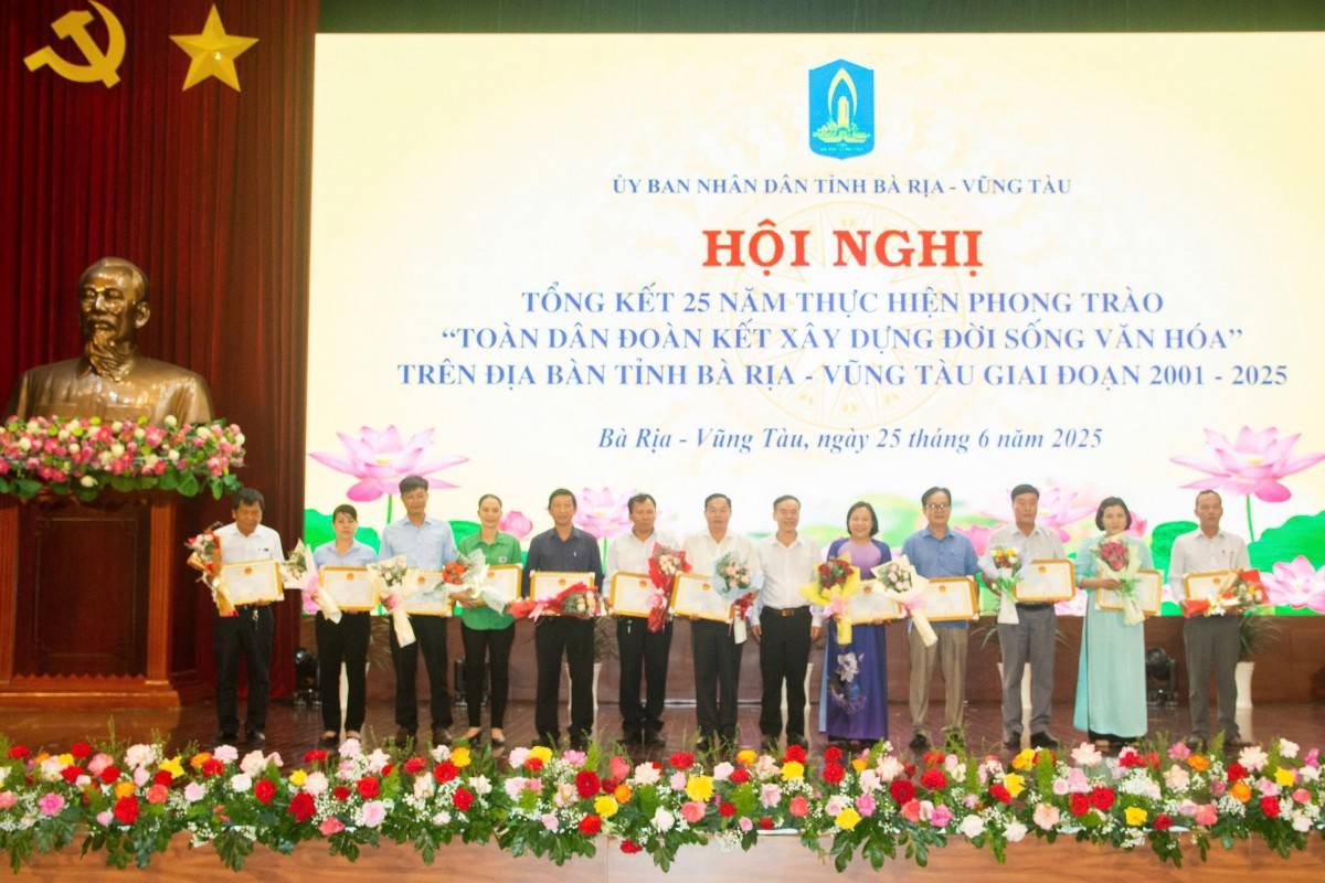Ông Huỳnh Minh, Phó Chủ tịch UBMTTQ Việt Nam tỉnh trao Bằng khen của UBND tỉnh đến các cá nhân