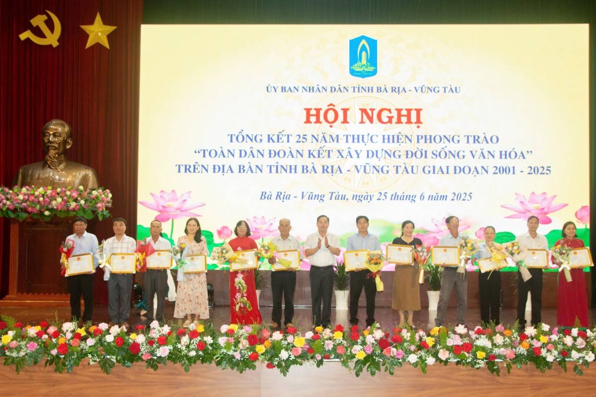 Ông Nguyễn Bá Hùng, Phó Chủ tịch LĐLĐ tỉnh trao Bằng khen của UBND tỉnh đến các cá nhân