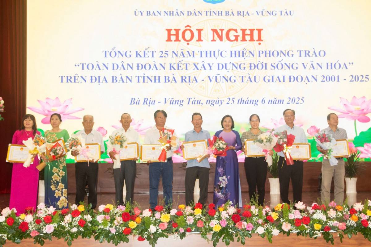 Bà Lê Thị Hoa, Phó Chủ tịch Hội LHPN tỉnh trao Giấy khen của Sở VH-TT-DL đến các cá nhân