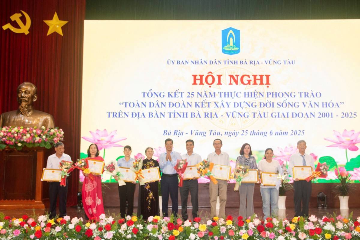 Ông Huỳnh Minh, Phó Chủ tịch UBMTTQ Việt Nam tỉnh trao Bằng khen của UBND tỉnh đến các cá nhân
