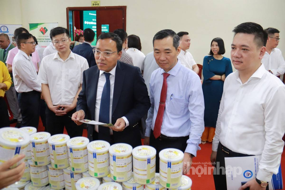 Đại biểu tham quan trưng bày giới thiệu sản phẩm Halal của các doanh nghiệp Việt Nam tại Tuần lễ Halal Week