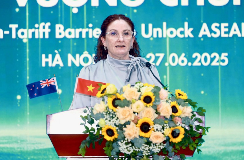 à Caroline Beresford – Đại sứ New Zealand tại Việt Nam