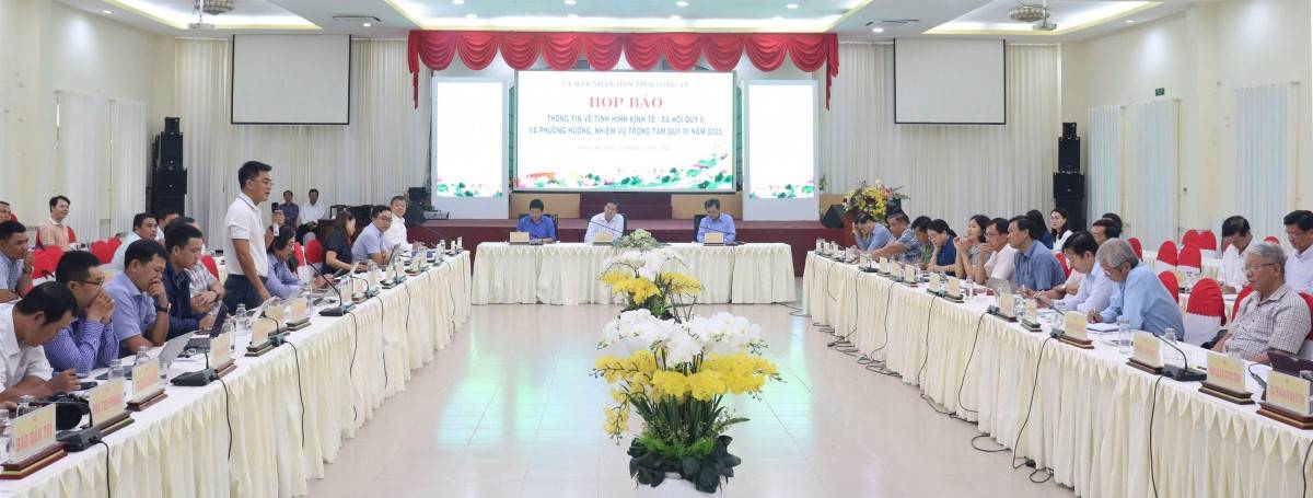 Quang cảnh buổi họp báo