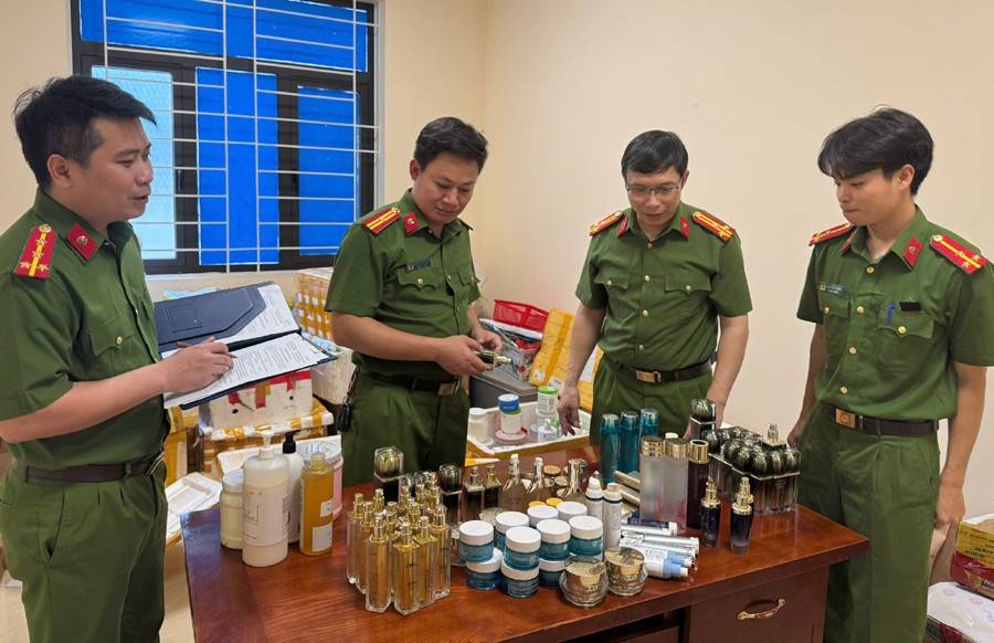 Nhìn lại vụ triệt phá cơ sở sản xuất, tiêu thụ mỹ phẩm giả tại Triệu Sơn (Thanh Hóa) Nhìn lại vụ triệt phá cơ sở sản xuất, tiêu thụ mỹ phẩm giả tại Triệu Sơn (Thanh Hóa)