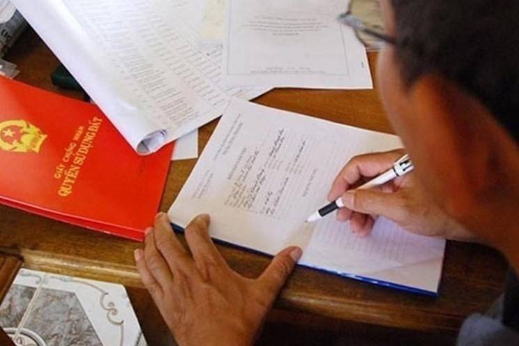 Cấp Giấy chứng nhận quyền sử dụng đất: Người dân được lợi gì từ việc phân quyền về cấp xã?
