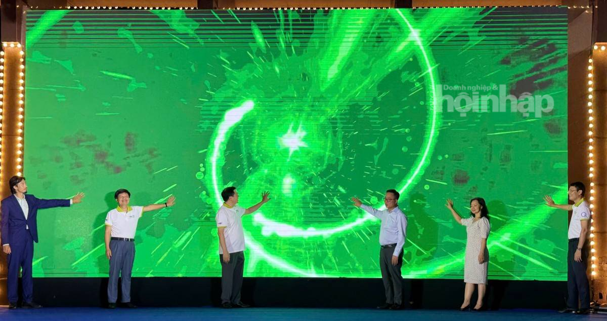 Các đại biểu thực hiện nghi thức khai mạc Chương trình Thúc đẩy sản xuất, tiêu dùng bền vững năm 2025