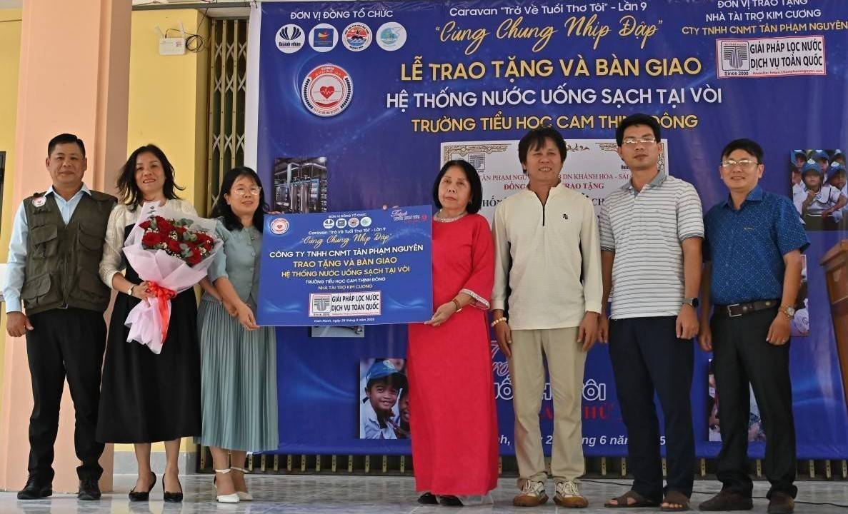2,5 tỷ đồng từ chương trình caravan Câu lạc bộ Doanh nhân Khánh Hòa - Sài Gòn tặng học sinh, đồng bào khó khăn