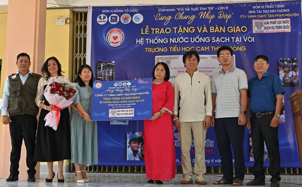 2,5 tỷ đồng từ chương trình caravan Câu lạc bộ Doanh nhân Khánh Hòa - Sài Gòn tặng học sinh, đồng bào khó khăn
