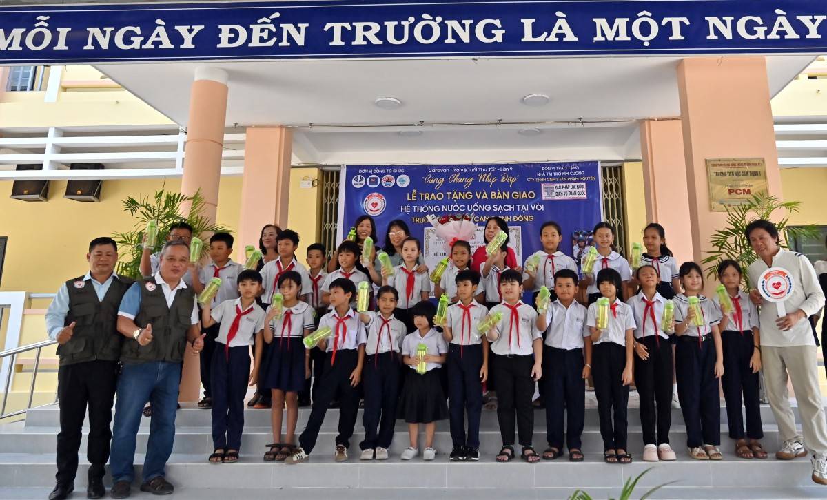 2,5 tỷ đồng từ chương trình caravan Câu lạc bộ Doanh nhân Khánh Hòa - Sài Gòn tặng học sinh, đồng bào khó khăn