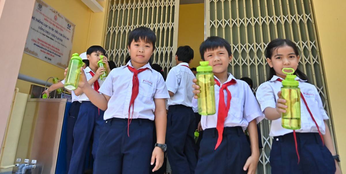 2,5 tỷ đồng từ chương trình caravan Câu lạc bộ Doanh nhân Khánh Hòa - Sài Gòn tặng học sinh, đồng bào khó khăn