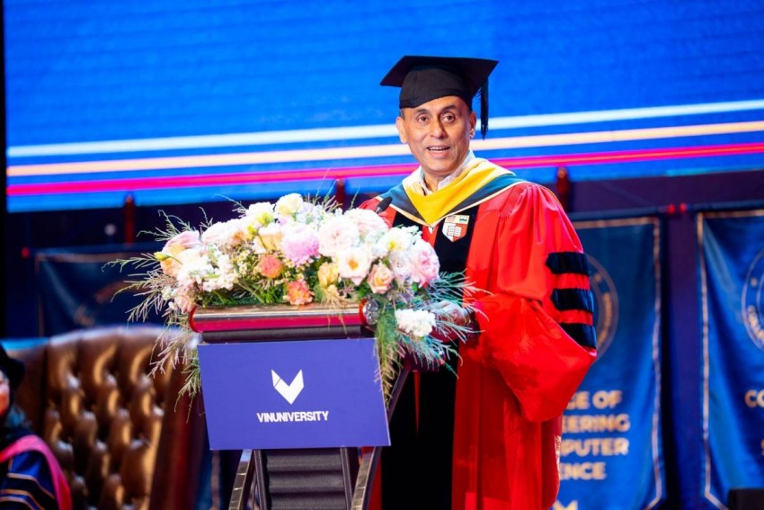 GS. Soumitra Dutta - Hiệu trưởng Trường Kinh doanh Saïd, Đại học Oxford, thành viên Hội đồng Cố vấn VinUni phát biểu truyền cảm hứng cho tân khoa khóa 2